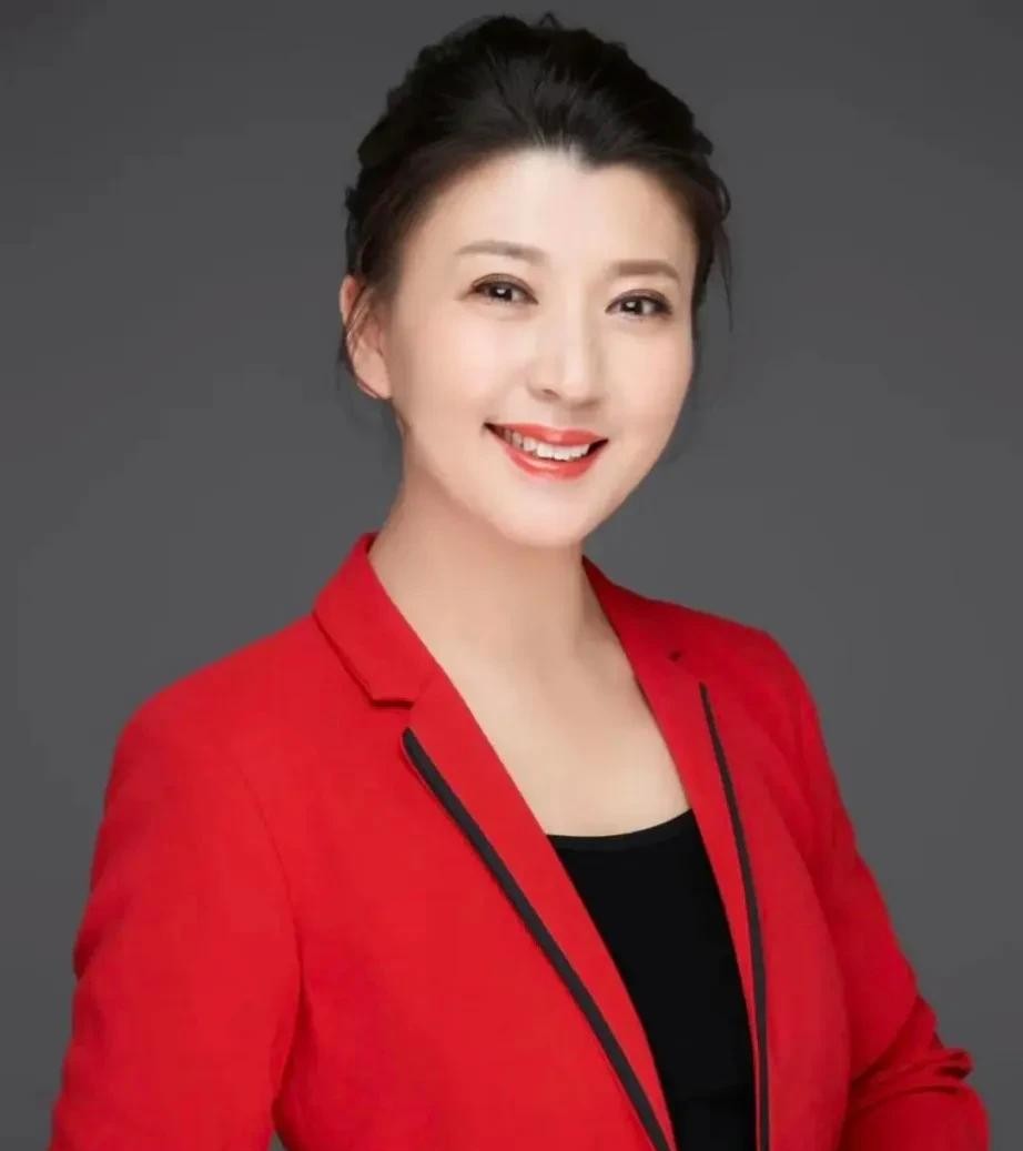 闫学晶家庭生活经历挺坎坷的

                         