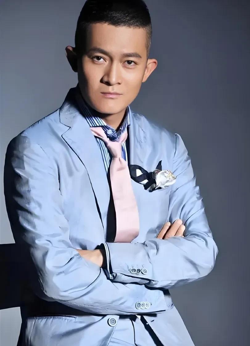 杨志刚的感情
妻子：张静，辽宁人，36岁
毕业于北京电影学院
比他小12岁，两人