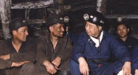 1976年2月，毛主席自感不久于人世，做了两项重要的人事安排。第一项是让华国锋同