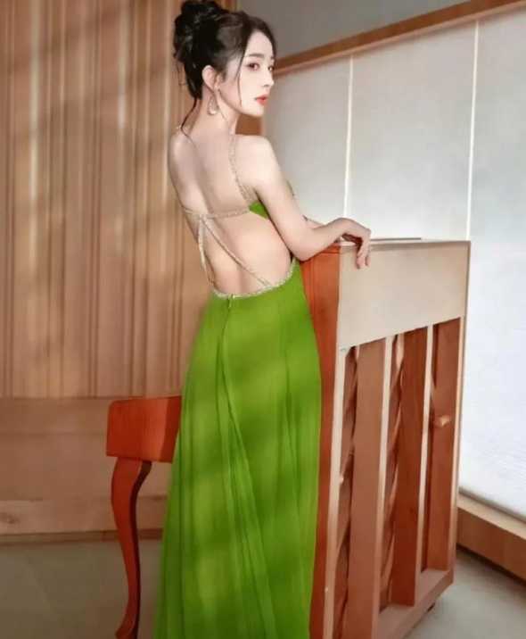 杨幂绿色开叉长裙开到腰线，美腿吸睛夺目

杨幂一直以来都是内娱时尚与魅力的代表，