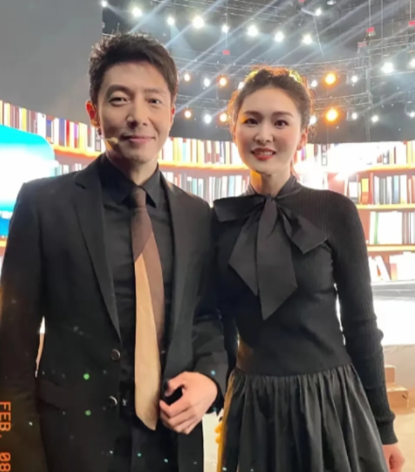 小撒旁边的这位美女是谁啊？
有没有认识的，
肤白貌美身材婀娜多姿，
俊男靓女站一