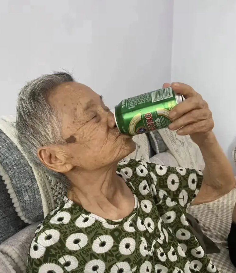 一位 90 多岁的奶奶，用了头孢后，偷偷喝上烈酒，换上了干净的衣服，静静地躺在床