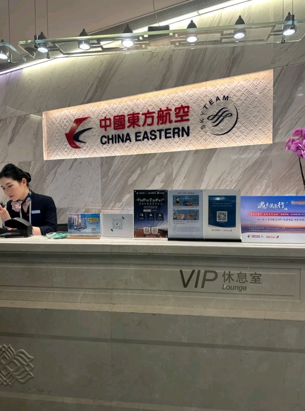 丽江机场踢到铁板了，你撕谁的不好，撕到了孙卓越的登机牌，他可不会忍。孙卓越是谁？