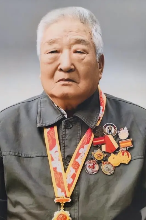 2024年6月，一96岁退休教师去世，学校翻找资料才发现：这个老教师居然获得过3