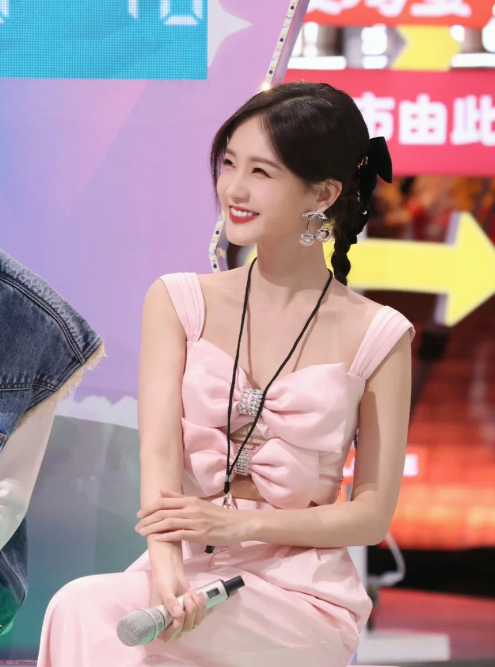李一桐陈钰琪出席同一活动谁的颜值赢了？