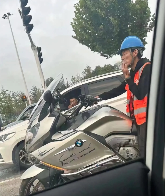 抽了三包烟都没想明白，月薪两千块的他是如何买得起宝马摩托车的[捂脸]
廉价的头盔