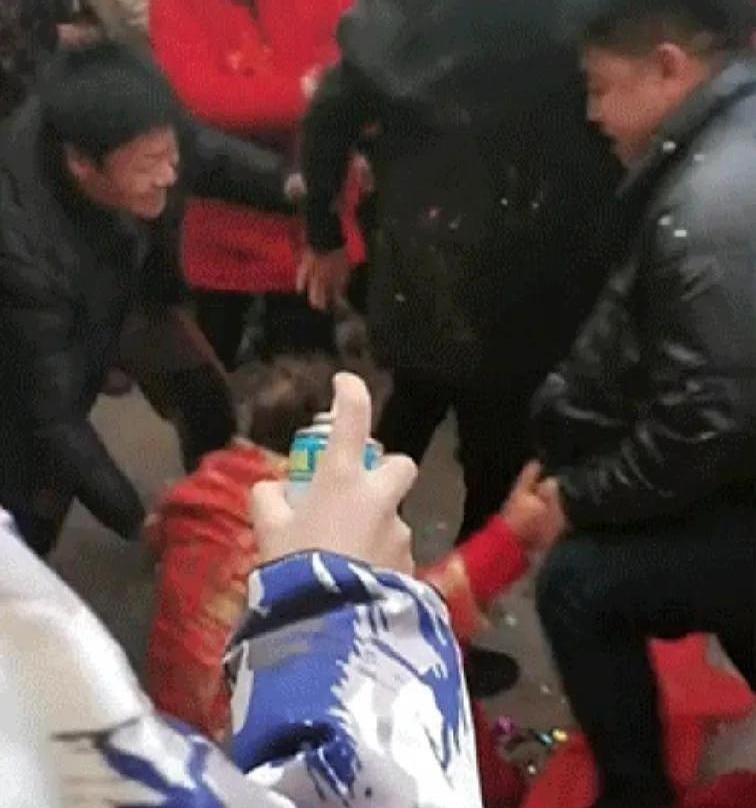 1月19日，网曝山东临沂一对新人结婚，多名婚闹者叠罗汉将新娘新郎压在身底，新娘被