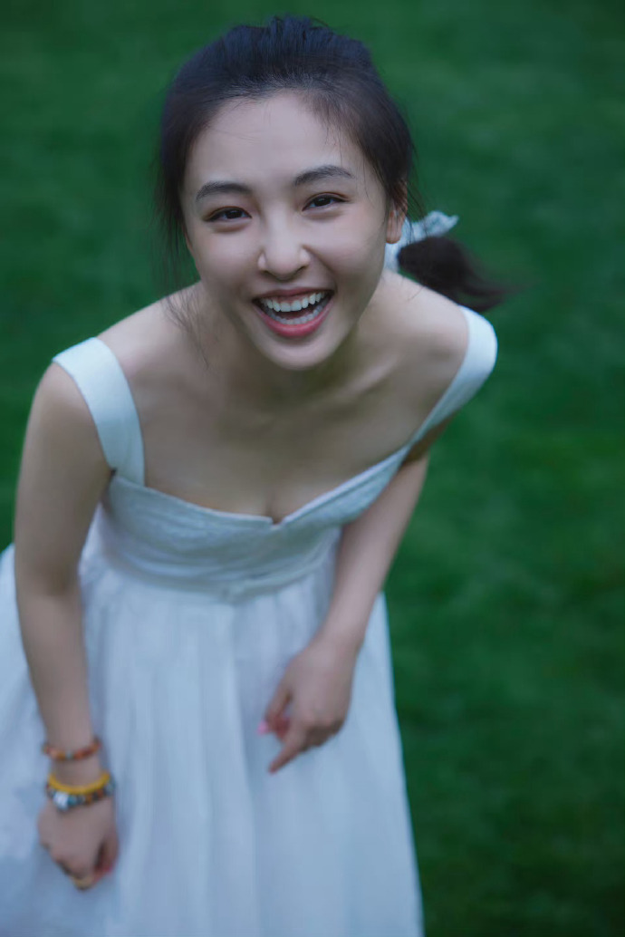 吴倩笑得像个十六岁的孩子。有人夸她清纯，结果粉丝不乐意。理由是，姐姐明明很漂亮。