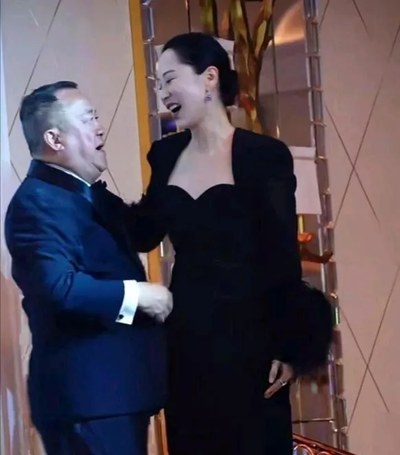 曾志伟和海清一见面，就热情地打招呼，曾志伟还双手捧着海清的脸，不知道这种行为算不