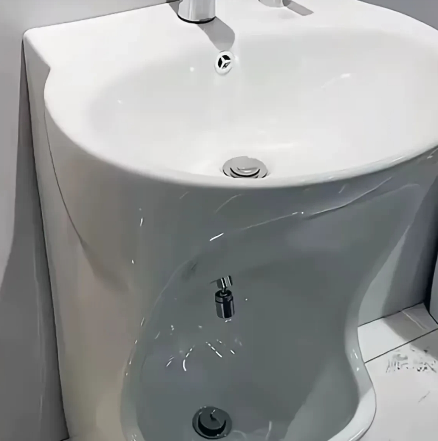我们家就一个卫生间，每次老公在里面洗澡，孩子就在外面吵着要尿尿。没办法，老公就买