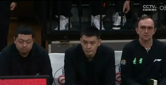 杨鸣在下一盘很大的棋！

杨鸣很安静，眼不瞪、手不舞、足不蹈的坐在教练席上，默默