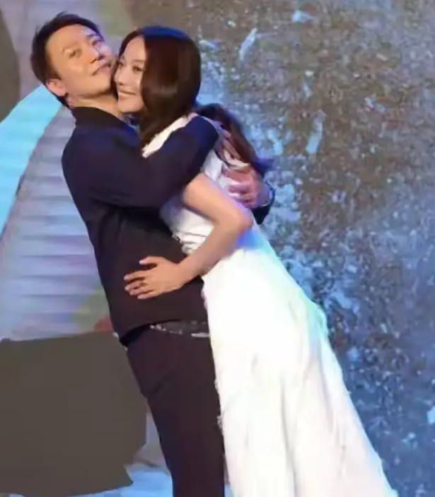 这力度，黎明怕是要被拥抱“撂倒”