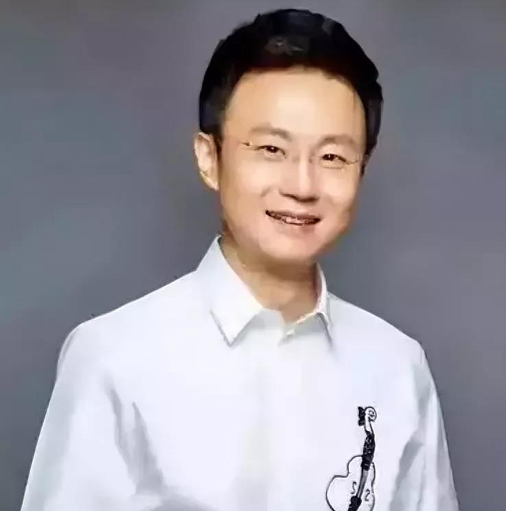 万万没想到啊！《新闻联播》竟然出岔子了！刚强老师念稿子，念到一半突然“噔”的一下