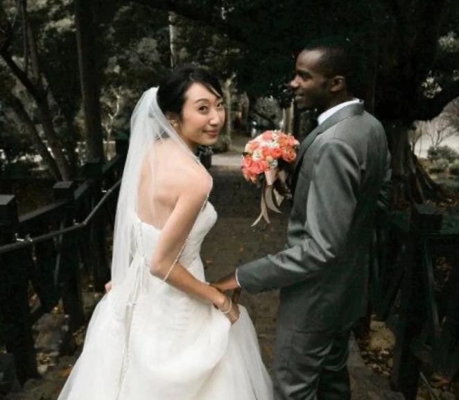 婚礼上，她牵着自己的黑人丈夫，温柔的回眸一笑，仿佛海子的那句诗:从明天起，洗衣做