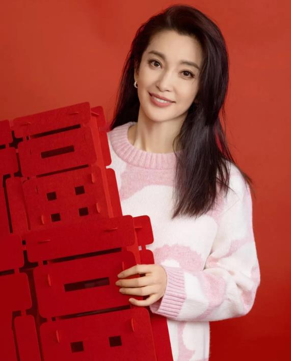 李冰冰在演艺界摸爬滚打多年，从初出茅庐到蜚声国际，塑造无数经典形象。大年初一，她