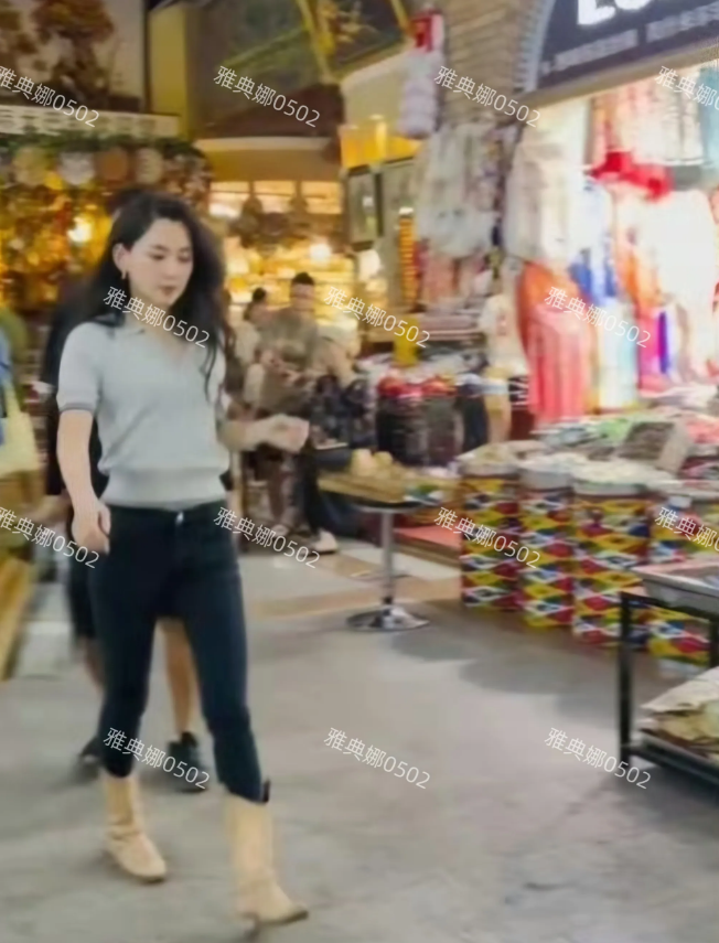 汪峰的新女友森林北本人很幻灭啊！
本人个子不高黑黑瘦瘦，气质成熟并不年轻，怎么看