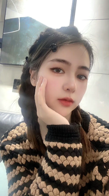 大杨嫂气质挺端庄温婉的，完全不像是做得出网传那些事的人，况且她和卢根本就不是同学