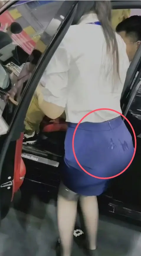 广州车展一车模裙子上出现不明液体，被提醒后女生依然坚守岗位