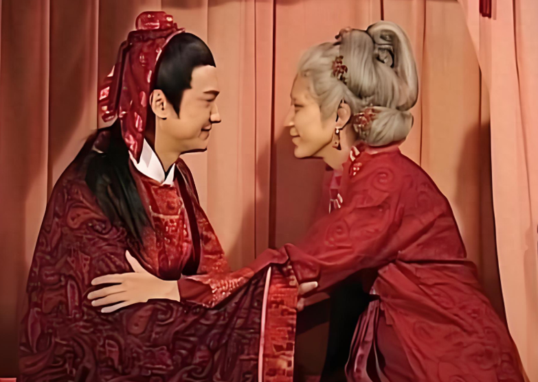 皇帝为羞辱宰相，将50岁奶妈嫁给他做新娘，结婚当夜他激动得大呼万岁，同僚都嘲笑他