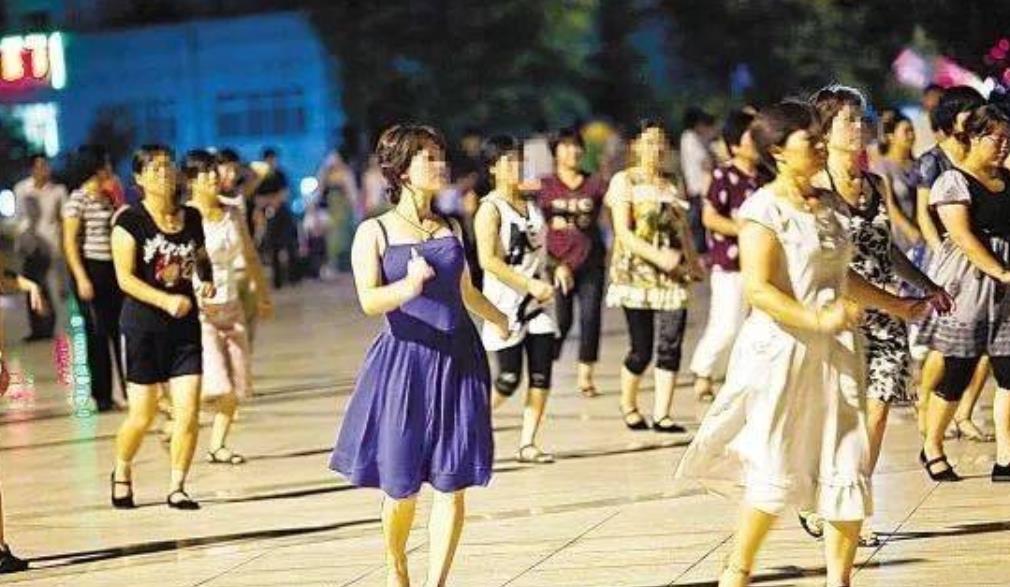 湖北，一女子喜欢跳舞，闲来无事，号召了一群六七十岁的老太太，早上和晚上定时会组织