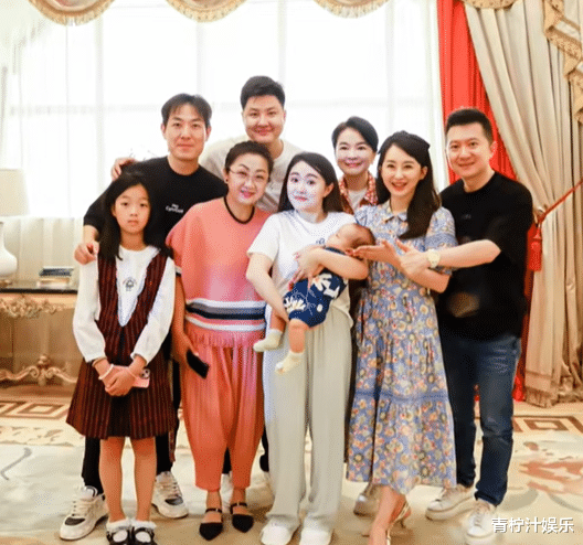 金龟子外孙百日宴，年迈的公婆出镜，亲家母现身优雅朴素又卑微（金龟子女儿个人资料）-第4张图片-九妖电影
