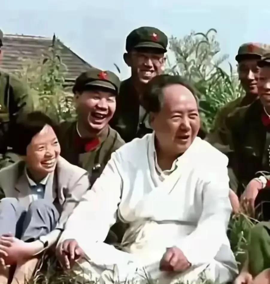 主席和大家一起席地而坐，多么的接地气，也显示了他老人家艰苦朴素、与民同心的光荣传