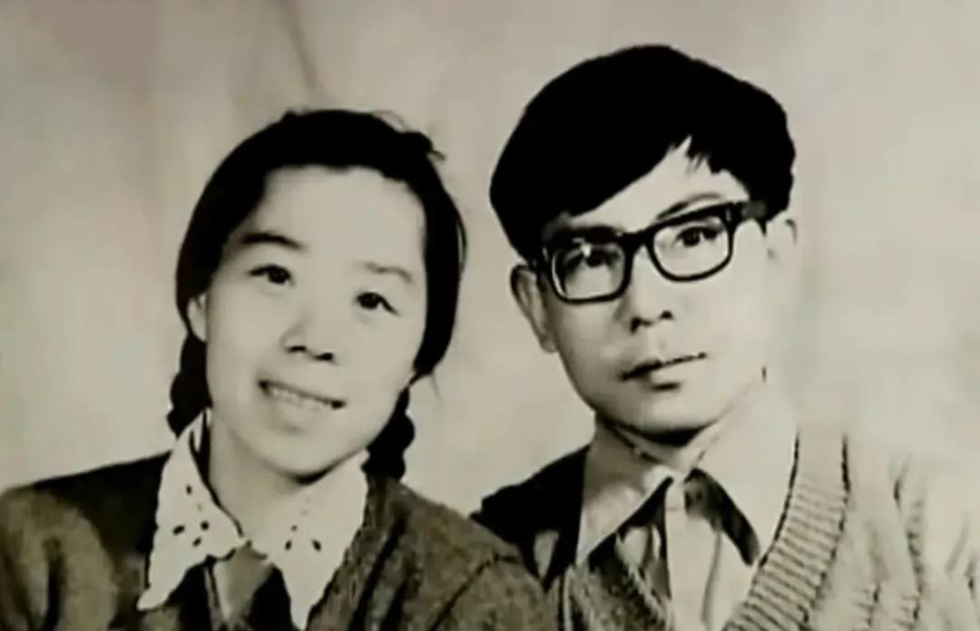 张桂梅结婚那天，接亲的车开走了，她被留在原地，于是她气鼓鼓回宿舍，2小时后终于有