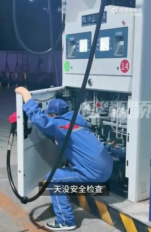 吉林长春，一男子开车去加油站加油，由于油箱还剩下两格油，所以，男子让加油员加满，