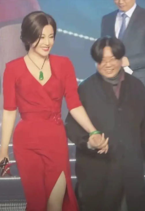 曾经有个男人手拿横幅，写道：“刘晓庆请还农民的血汗钱。”

当时，刘晓庆正在拍摄