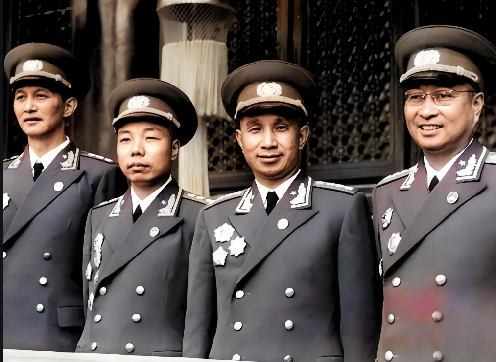1975年开国上将萧华在兰州吃饭，却被五六个地痞流氓挑衅，对方强硬的让萧华让座，