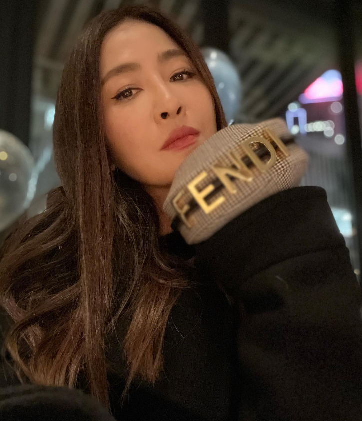 香港名模周汶锜的生活照，今年已经48岁依然这么漂亮，不愧是顶级名模