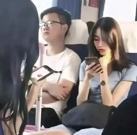 这种情况，我不装睡还能干嘛?