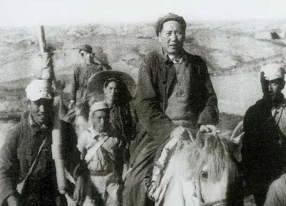 1947年6月，毛主席设宴为陈赓庆功，陈赓借着酒意对毛主席说：“主席，恕我直言，