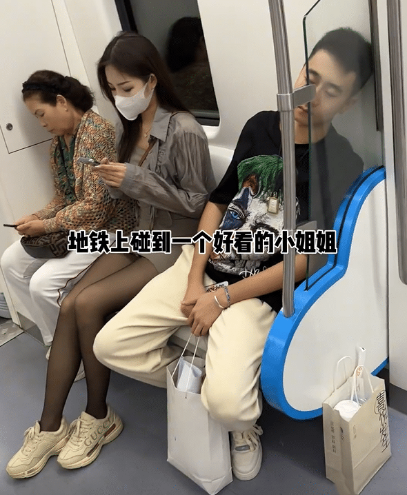 辽宁一名男子地铁上想加女生好友，不料反被调戏：有本事你坐我腿上

事情发生在辽宁