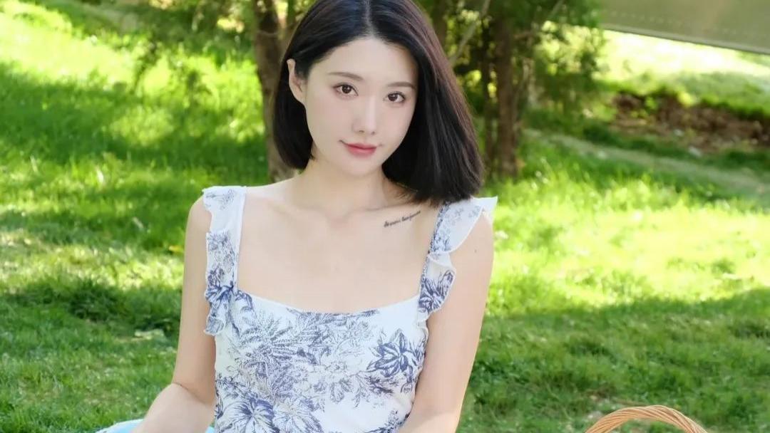 红粉佳人|碎花裙+灰丝袜穿搭，美女在春游