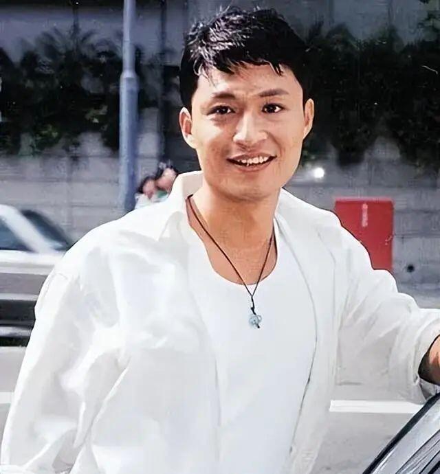 如今的咆哮帝，绯闻缠身，当年也是小鲜肉