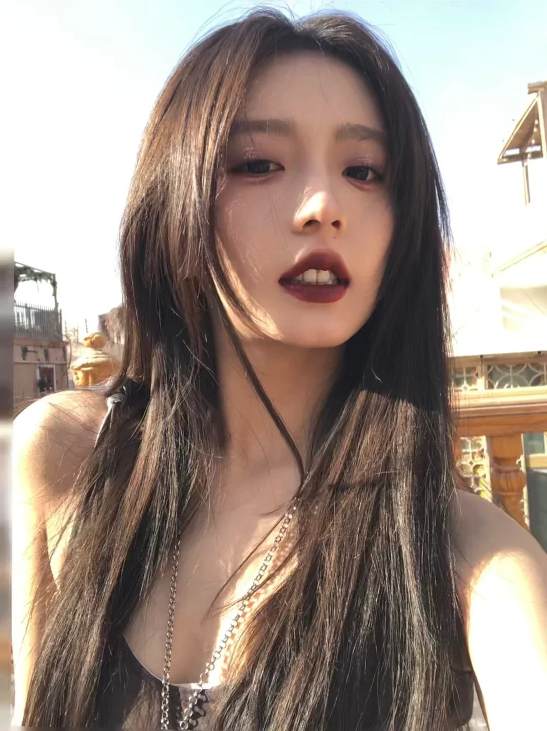 有谁能拒绝口棕！！！虽然不适合但是很喜欢
虽然知道自己更适合清淡系的妆容 但还是