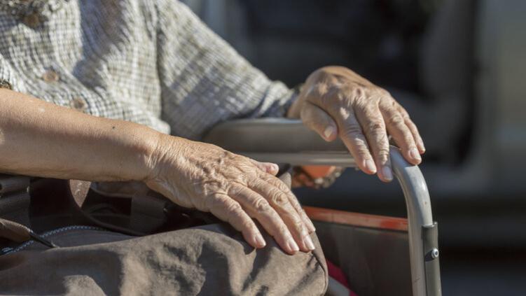 发现颈动脉斑块，就离脑梗不远了？坚持做好6点，斑块或可变小