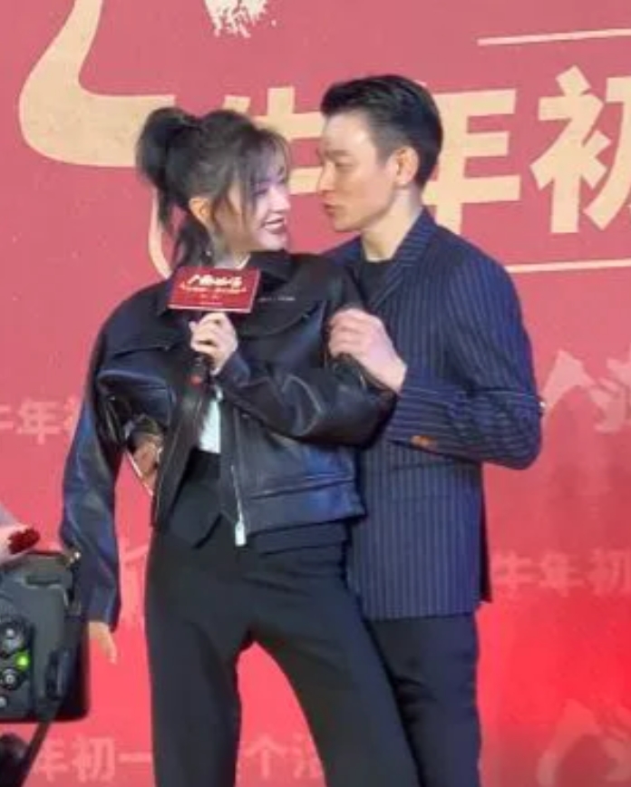 刘德华对着抱着的这个女生隔空亲嘴儿，女生笑得好开心哦，没想到华哥也有这么调皮的时