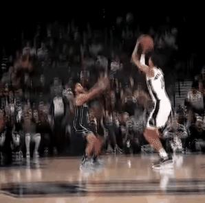 文班亚马轻施假动作，防守者瞬间失位，凭借其226公分的傲人身姿，仅两步便已腾空而