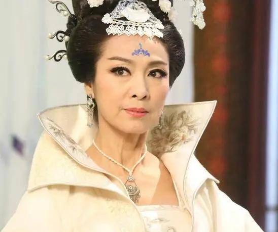 韦后裙子现“祥云”，中宗上演大笑话，众人捧场真荒唐