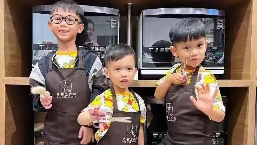 胡杏儿一家五口齐动手，做月饼迎中秋