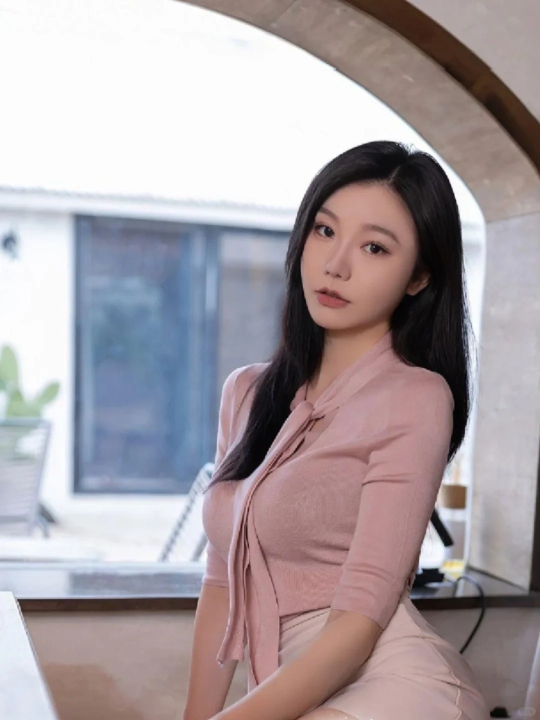 寂寂花时闭院门，美人相并立琼轩。
芙蓉再美都不及美人的妆容,水殿上一阵风吹来带着