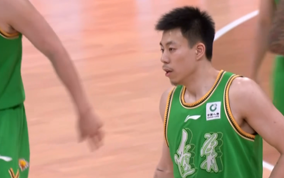 在比赛的最后关头，张镇麟站在罚球线上，全场观众齐声高呼“MVP”，为他加油鼓劲。