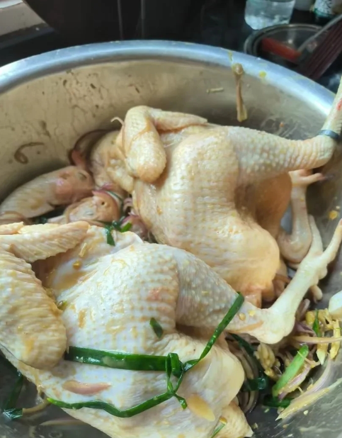 老婆从早上就开始忙活，忙了一整天，最后出土的成品我惊呆了卧槽！这！这 ！我还能吃