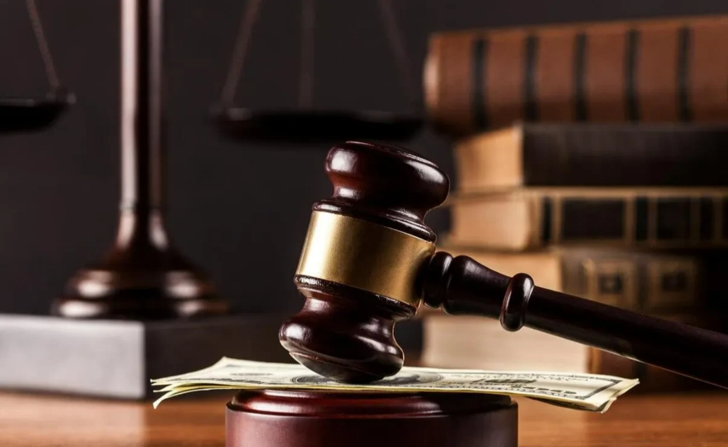 江苏南京，一男子用存折在银行存了8000元，存好钱后，这个存折就扔进了柜子里，这