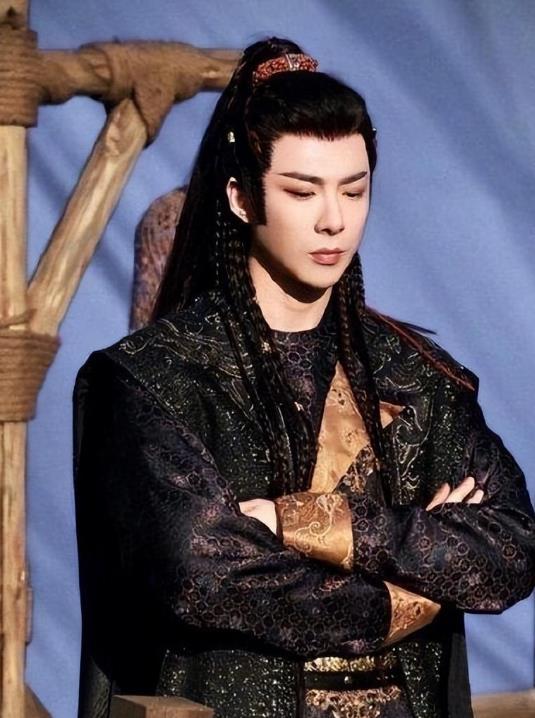 刘宇宁从网红跨界成演员，一路努力收获不少粉丝。近年频繁出演古装偶像剧。然而近期其