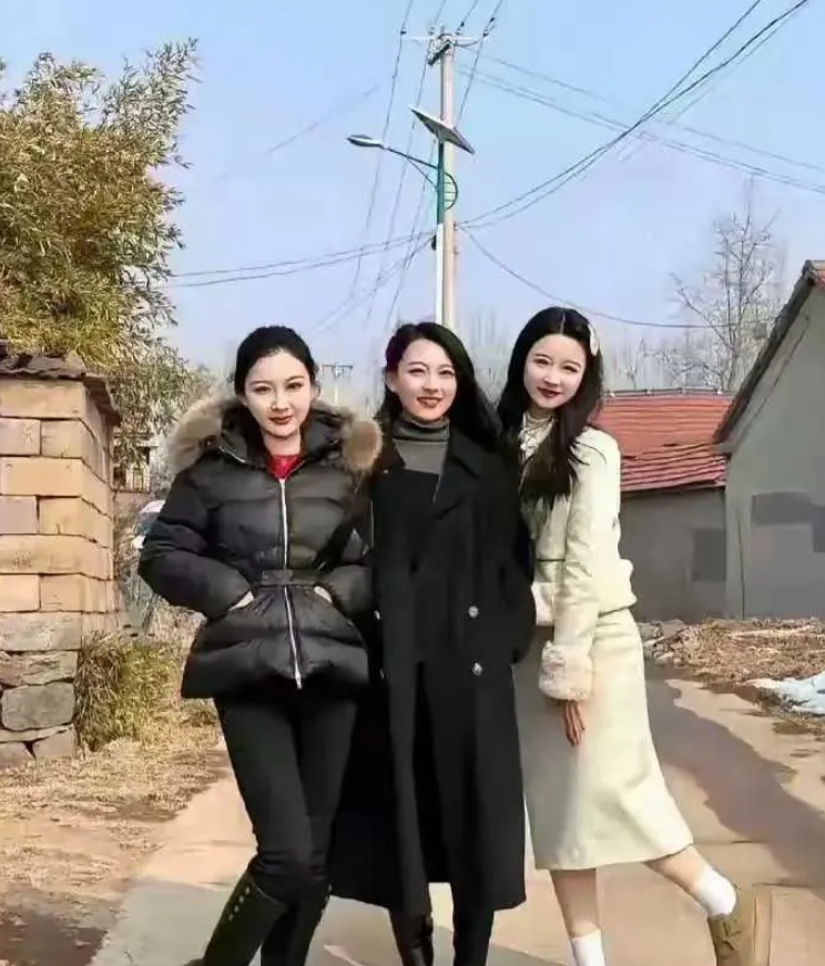 照片中的三姐妹，有一位尚未出嫁，你能猜出是谁吗？
