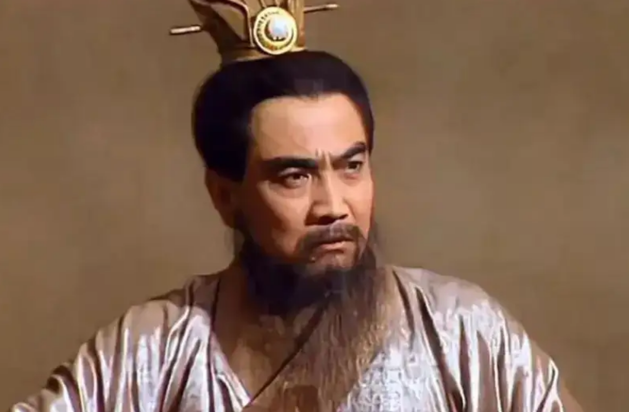 208年，曹操做主将35岁的蔡文姬，许配给22岁的董祀。新婚夜，看着这个已经生过