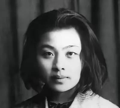 1928年，女作家丁玲同时爱上了两个男人，她谁都无法放弃，于是便提出了三人同居，